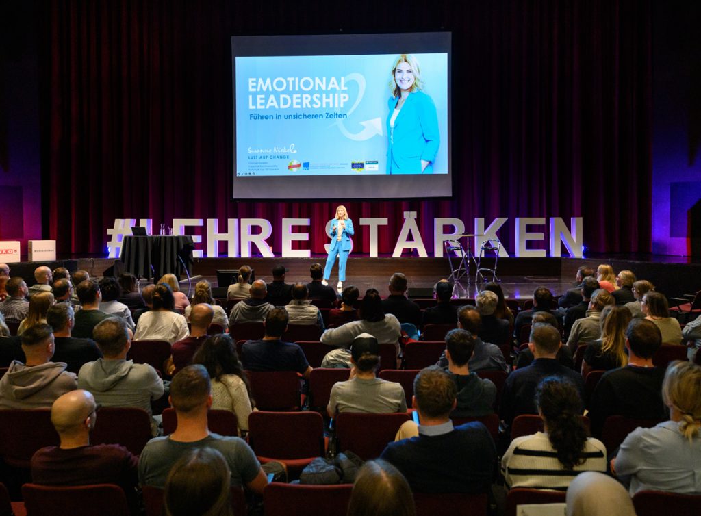 Führung im Wandel: Susanne Nickel beim Vortrag zu Emotional Leadership