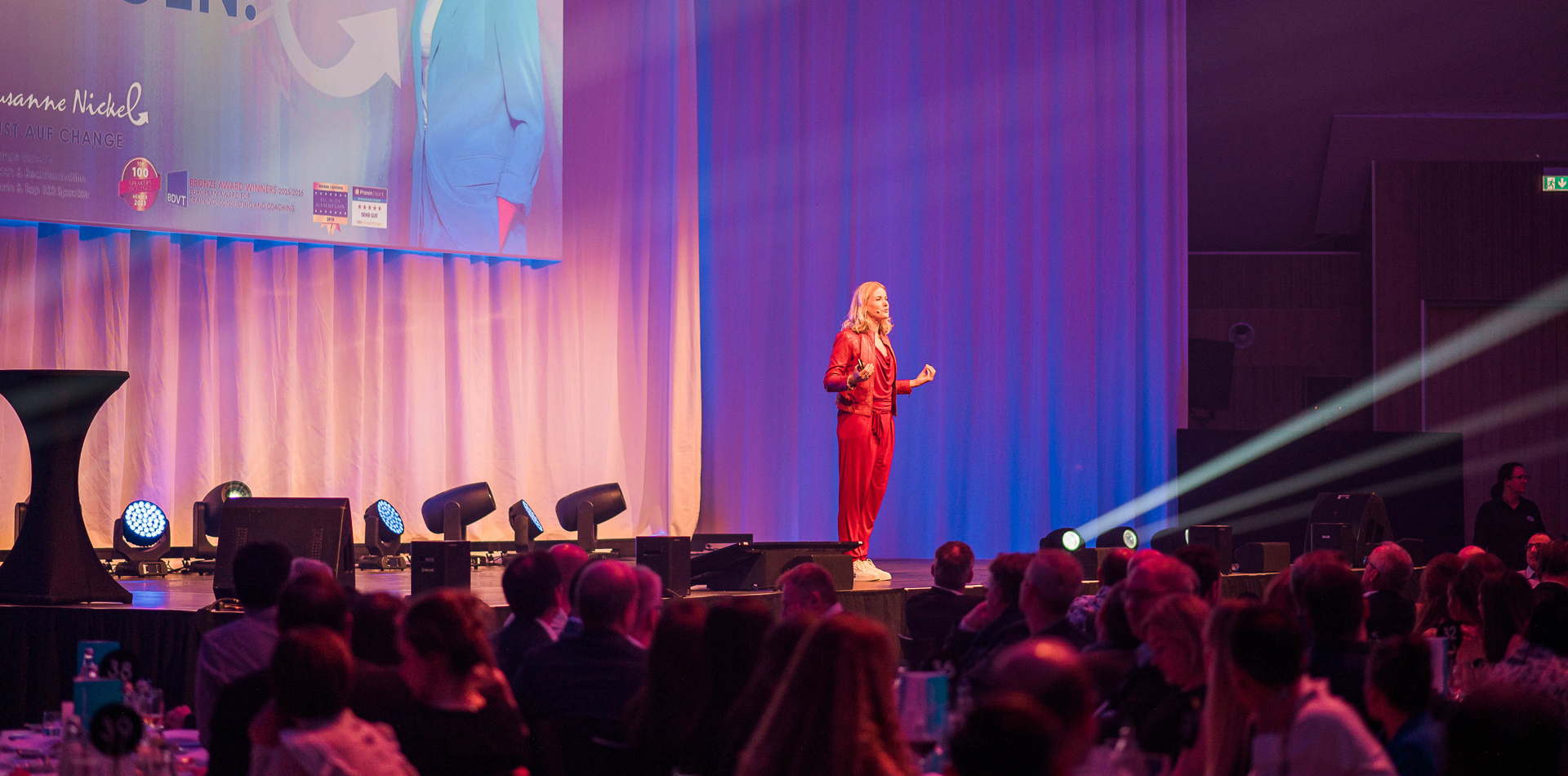 Keynote-Speakerin Susanne Nickel auf der Bühne