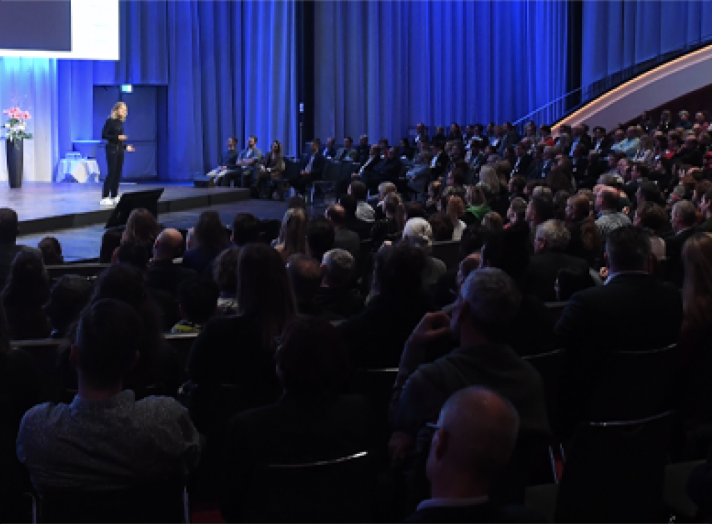 Susanne Nickel bei einer mitreißenden Keynote auf großer Bühne